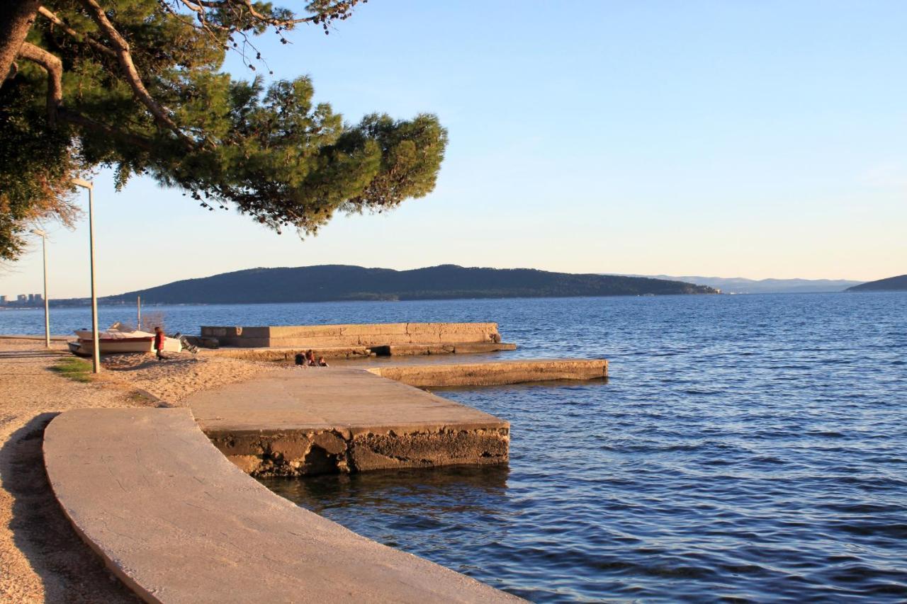 Apartments With A Parking Space Kastel Luksic, Kastela - 20265 Bagian luar foto