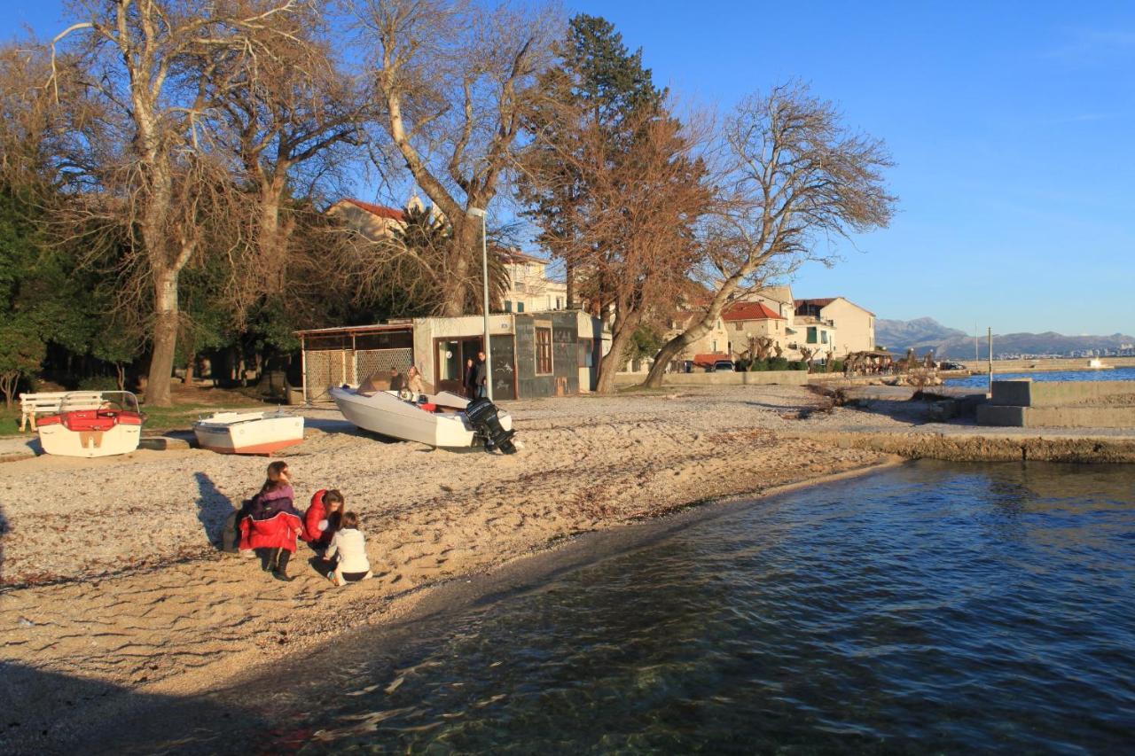 Apartments With A Parking Space Kastel Luksic, Kastela - 20265 Bagian luar foto